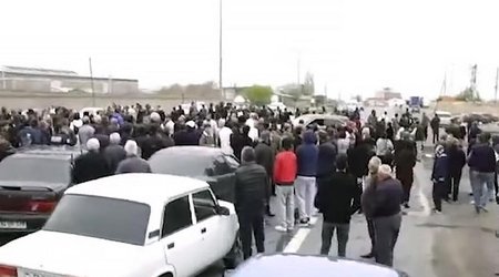 Ermənistanda gedişhaqqının artırılmasına etiraz edənlər yolu bağlayıblar