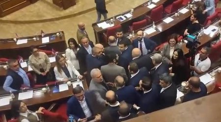 Ermənistan parlamentində dava olub