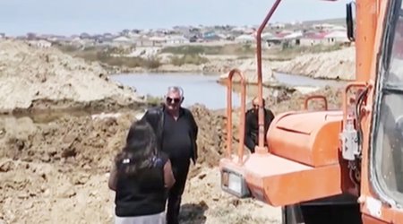 Göl qurudularaq yerində evlər tikilir - Video