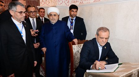 Pezeşkian Bibiheybət məscidini ziyarət edib