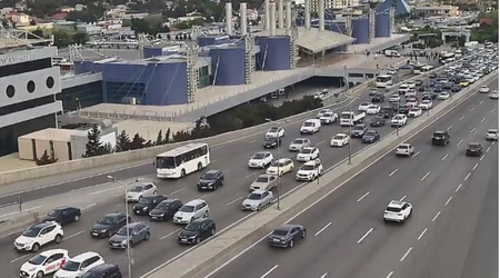 В Баку на ряде улиц и проспектов затруднено движение транспорта