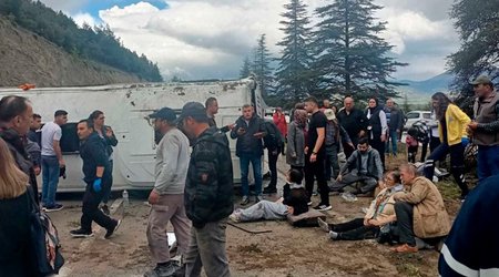 Türkiyədə yol qəzası olub, 15 nəfər yaralanıb