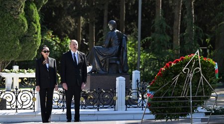 Prezident və xanımı Heydər Əliyevin məzarını ziyarət ediblər