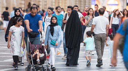 Azərbaycanda iş icazəsi verilmiş əcnəbilərin sayı açıqlanıb