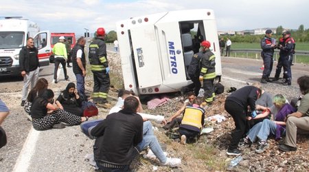 В турецкой Конье перевернулся пассажирский автобус, 13 человек пострадали
