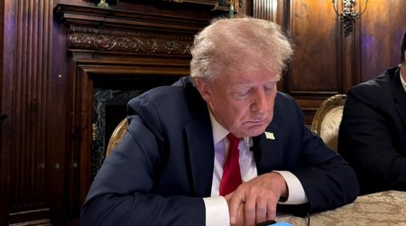 Трамп потребовал производить iPhone в США