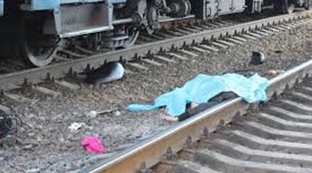 В Баку выбежавший на пути пешеход получил травмы при столкновении с поездом