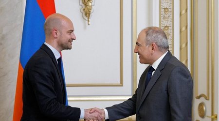 Пашинян и глава МИД Франции обсудили мирное соглашение с Баку