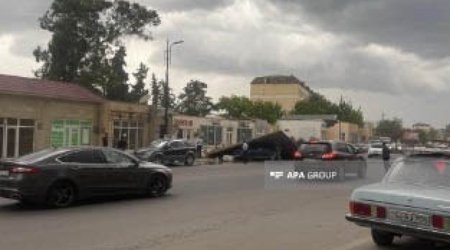 Sabirabadda külək tikilinin damını avtomobilin üstünə aşırıb