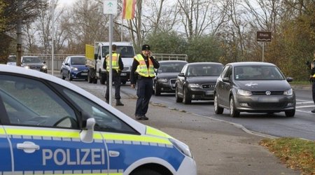 Almaniyada avtomobili izdihamın üzərinə sürülüb