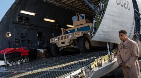 Америка сокращает военную помощь Украине