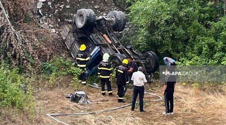 Şəkidə yük maşını aşıb, ölən və xəsarət alan var
