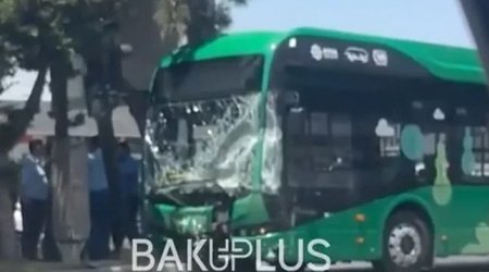 Bakıda "BakuBus" qəza törədib - Yaralılar var