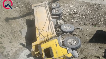 Kəlbəcərdə yük avtomobili aşıb, ölən var