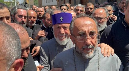 İrəvan məhkəməsi arxiyepiskop Mikael Acapaxyanı həbs edib