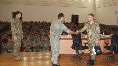 Yüksəkrütbəli rəsmilər sərhəd zonasında hərbçilərlə görüşdü, fərqlənənlər mükafatlandırıldı