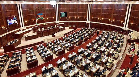Deputat: Şahidlər zorla polisə aparılır, telefonları qanunsuz yoxlanılır/Video