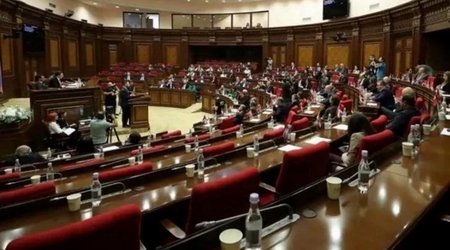 Ermənistanda parlamentdə deputatlara hücum ediblər