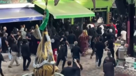 İranda mərasim zamanı at insanların üzərinə çıxıb, yaralılar var - Video