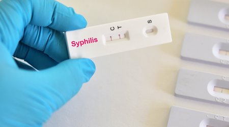 Врач предупредил о рисках заражения сифилисом через поцелуй