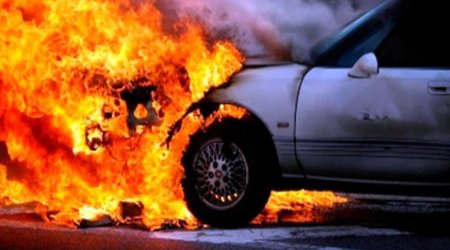 В Баку загорелся BMW