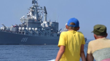 Парады и салюты отменяют в России