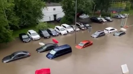 Ливень затопил улицы Москвы, затруднено движение транспорта