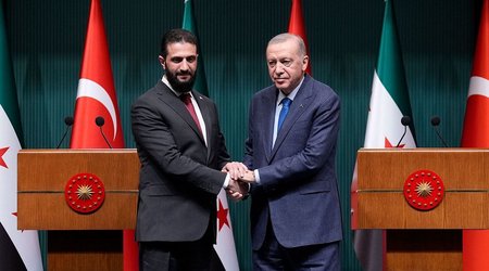 Ərdoğan Əhməd Əş-Şaraa ilə Suriyadakı vəzyyəti müzakirə edib