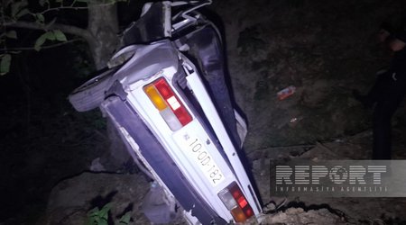 Lənkəranda avtomobil dərəyə aşıb, xəsarət alanlar var