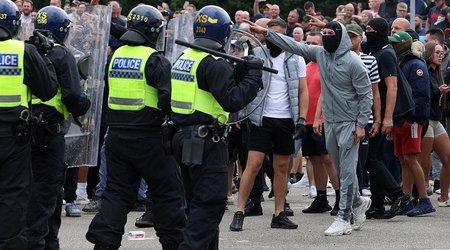 Британию охватили протесты против размещения нелегалов в отелях
