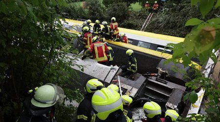 В Германии при сходе поезда с рельсов погибли 4 человека, десятки пострадали