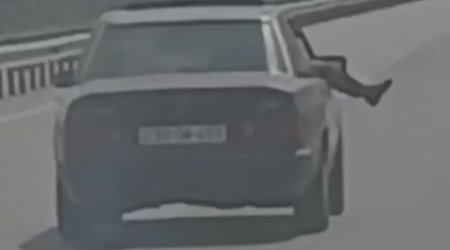 Ayağını maşından çölə çıxaran sürücü cəzalandırılıb