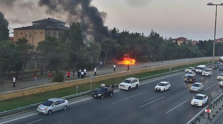 Aeroport yolunda maşın yanıb