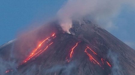 Вулкан Ключевской на Камчатке выбросил пепел на высоту 9 км