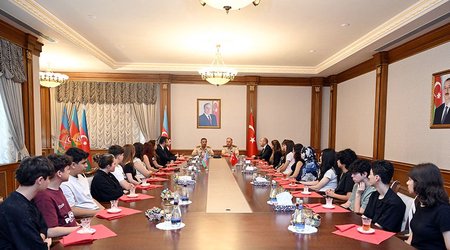 Həsənov və Kərim Vəliyev Azərbaycanda səfərdə olan türkiyəli şəhid ailələrinin üzvləri ilə görüşüb