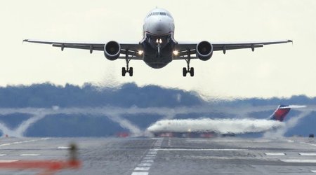 В шести российских аэропортах ввели ограничения
