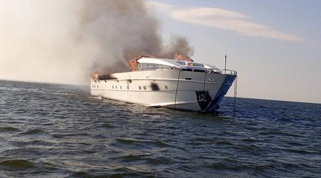 В России шесть человек эвакуировали с горящей яхты
