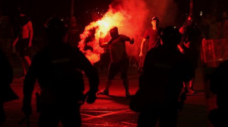 В Сербии протестующие атаковали полицию и разрушили здания суда и прокуратуры