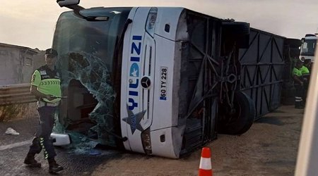 В Стамбуле перевернулся автобус