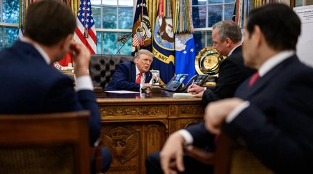 Белый дом показал фото разговора Трампа с Путиным