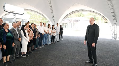 Prezident və birinci xanım Ağdərədə Vəngli və Kolatağ kəndlərinin sakinləri ilə görüşüblər