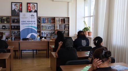 Gənc qadın məhkumlarla görüş keçirilib