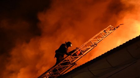 В Ереване вспыхнул пожар в цехе по производству губки
