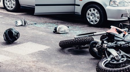В Баку легковушка столкнулась с мотоциклом, есть погибший