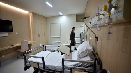 Во Франции больницы готовят к войне
