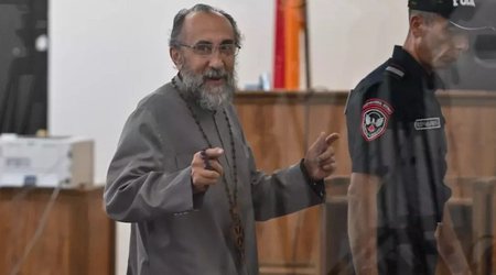В Ереване прокурор потребовал пять лет тюрьмы для архиепископа Аджапахяна