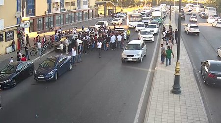 В Баку автомобиль сбил пешехода, на дороге возник затор