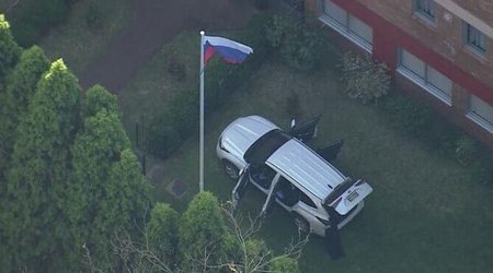 Автомобиль протаранил генконсульство России