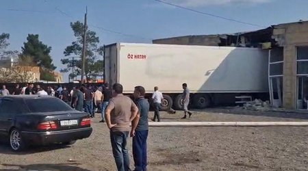 Goranboyda yük avtomobili obyektə çırpılıb