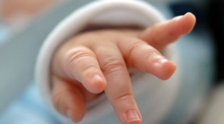 Neftçalada 1 yaşlı körpə anasının qucağından düşərək ölüb